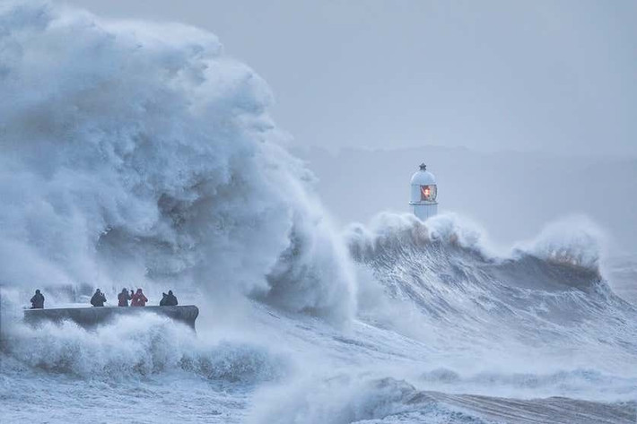 "Bất ổn định điều biến" là quá trình thay đổi nhỏ về thời gian và khoảng cách giữa các cơn sóng khiến năng lượng tập trung vào cơn sóng duy nhất. Thay vì phân bố đều, mô hình sóng thay đổi dẫn tới một cơn sóng đột nhiên trở nên lớn hơn nhiều so với những cơn sóng còn lại. Ảnh: Guy Edwardes/naturepl.com.