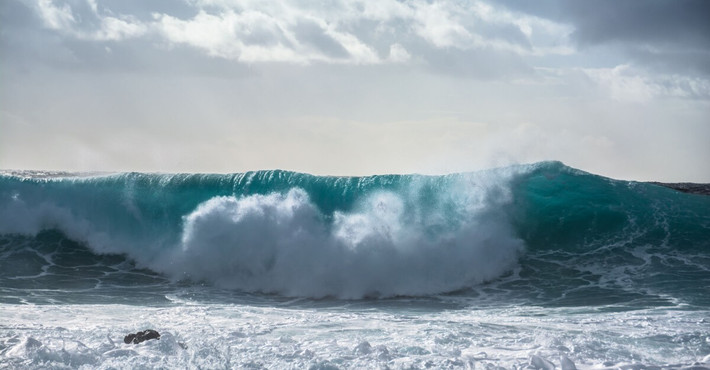 Hiệu ứng đầu tiên là hội tụ tịnh tiến xảy ra khi những cơn sóng di chuyển ở tốc độ và hướng khác nhau tình cờ thẳng hàng ở cùng thời gian và địa điểm. Chúng xếp chồng lên nhau, tạo thành đỉnh sóng cao hơn rất nhiều so với bình thường. Hiệu ứng thứ hai mang tên phi tịnh tiến ràng buộc bậc hai là hiệu ứng tự nhiên kéo giãn hình dạng cơn sóng, làm đỉnh sóng cao hơn 15 - 20%. Ảnh: passporthealthusa.