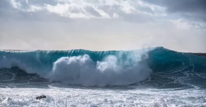 Hiệu ứng đầu tiên là hội tụ tịnh tiến xảy ra khi những cơn sóng di chuyển ở tốc độ và hướng khác nhau tình cờ thẳng hàng ở cùng thời gian và địa điểm. Chúng xếp chồng lên nhau, tạo thành đỉnh sóng cao hơn rất nhiều so với bình thường. Hiệu ứng thứ hai mang tên phi tịnh tiến ràng buộc bậc hai là hiệu ứng tự nhiên kéo giãn hình dạng cơn sóng, làm đỉnh sóng cao hơn 15 - 20%. Ảnh: passporthealthusa.