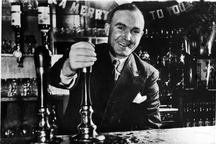 Sau khi nghiên cứu tỉ mỉ những ghi chép của cha, ông Pierrepoint càng khao khát trở thành đao phủ hơn bao giờ hết. Tuy nhiên, những đơn xin làm đao phủ của ông đều bị giới chức trách bác bỏ vì không có vị trí trống. Ảnh: The Sun.