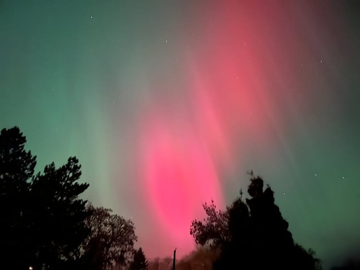 Trong vài ngày qua, Mặt trời đã trải qua một số đợt bùng phát năng lượng mạnh. Tiếp theo là các vụ phun trào khối nhật hoa (CME), những vụ nổ của các hạt chuyển động nhanh di chuyển dọc theo hệ Mặt trời. Ảnh: Kaitlyn Schropp/CBC.