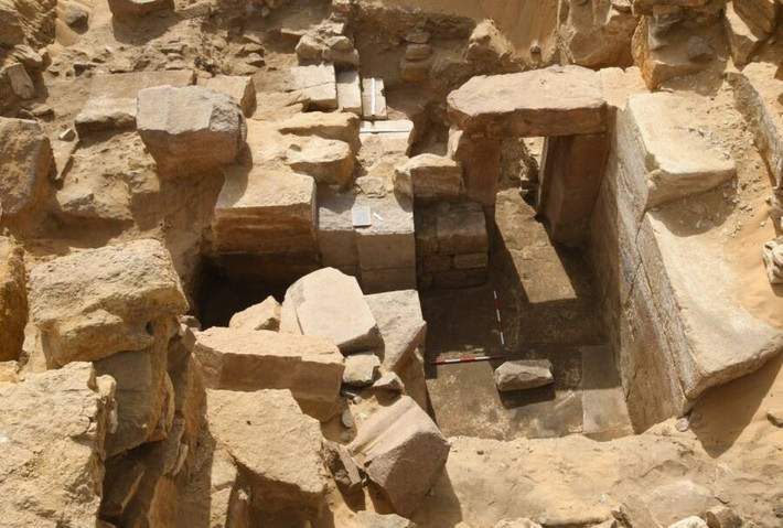 Các nhà khảo cổ đã khai quật được một phần của ngôi đền Ai Cập khoảng 4.500 năm tuổi, thuộc một quần thể được xây dựng để tôn vinh thần Mặt trời Ra tại khu di tích khảo cổ Abu Ghurab gần Cairo. Ảnh: Egyptian Ministry of Tourism and Antiquities/Facebook.