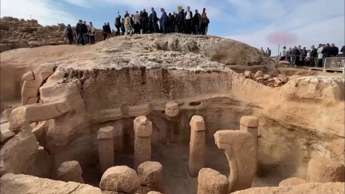 Tại địa điểm này, các nhà khảo cổ còn có khám phá quan trọng khác là tìm thấy một tấm lịch được khắc trên một khối đá bên ngoài lối vào đền thờ phía bên dưới. Hiện vật này liệt kê nhiều sự kiện tôn giáo khác nhau, từ lễ hội của vị thần đầu chim ưng Sokar, lễ hội của thần sinh sản Min cho đến lễ rước thần Ra. Ảnh: Independent.co.uk.