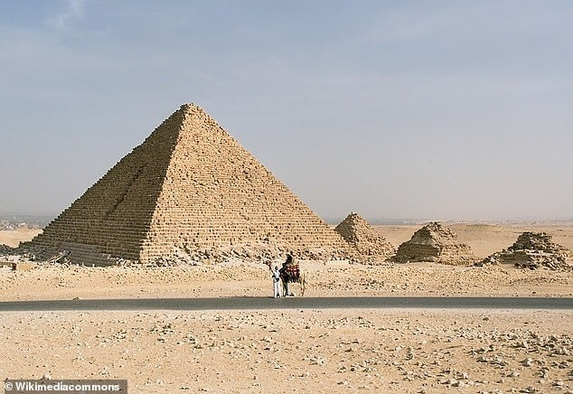 Được xây dựng vào khoảng năm 2510 trước Công nguyên và cao gần 61m, kim tự tháp Menkaure là công trình nhỏ nhất trong quần thể 3 kim tự tháp ở Giza, Ai Cập. Kim tự tháp Menkaure được xây dựng để làm lăng mộ cho pharaoh Menkaure - vị vua thuộc Vương triều thứ tư. Ảnh: Wikimedia Commons.