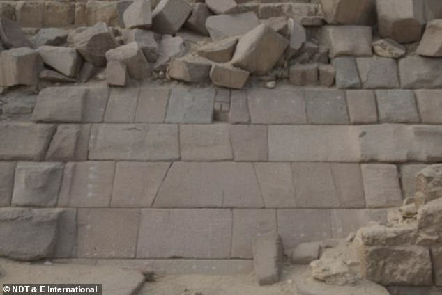 Mới đây, các nhà nghiên cứu ở Ai Cập và Đức đã sử dụng phương pháp quét công nghệ cao để "nhìn" sâu vào bên trong kim tự tháp Menkaure. Ảnh: NDT &amp; E International.