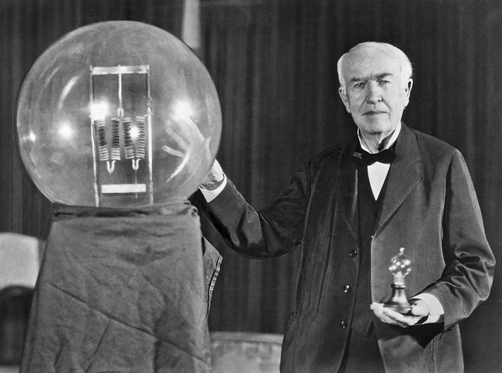 Bóng đèn, máy hát đĩa, máy quay phim... là những phát minh nổi tiếng của nhà sáng chế vĩ đại Thomas Edison. Những phát minh này có ảnh hưởng lớn đến cuộc sống hàng ngày của người dân trên thế giới.