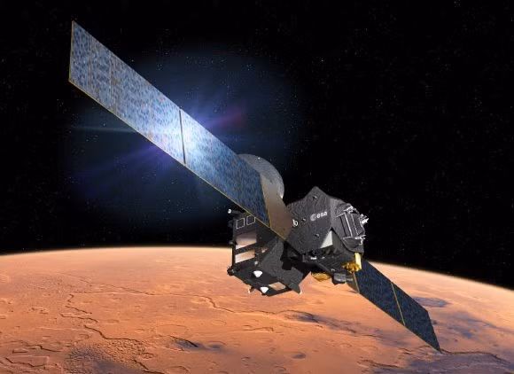 Hình ảnh "mã vạch lạ" được tàu thăm dò Trace Gas Orbiter của Cơ quan Vũ trụ châu Âu (ESA) ghi lại cho thấy các dải đen hẹp kéo dài xuống sườn núi Apollinaris Mons - ngọn núi lửa đã tắt nằm gần xích đạo sao Hỏa. Mỗi vệt đánh dấu dấu vết của một trận lở bụi, được kích hoạt khi một thiên thạch rơi xuống bề mặt và làm rung chuyển lớp bụi mịn phủ trên sườn dốc. Ảnh: D. Ducros / ESA.
