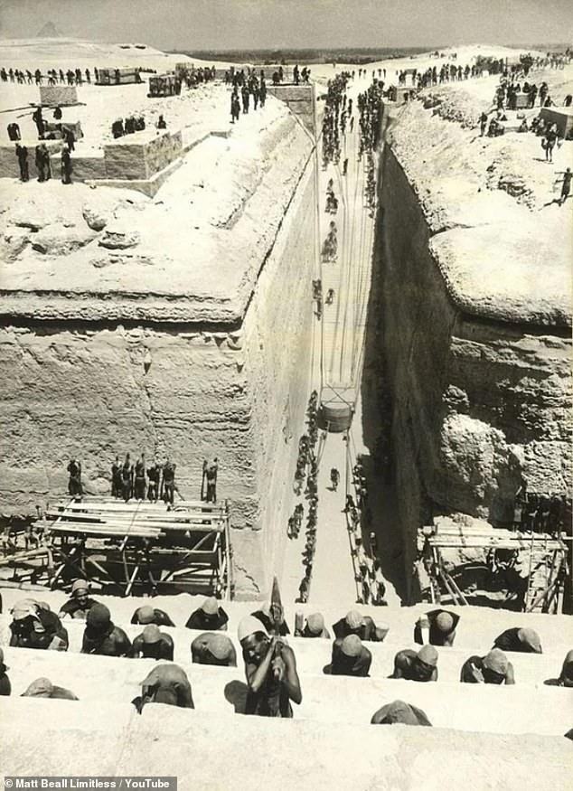 Nhà khảo cổ học Alessandro Barsanti lần đầu tiên khai quật tại Zawyet El Aryan, Ai Cập vào đầu những năm 1900 và phát hiện ra một hố hình chữ T khổng lồ được khoét vào đá vôi rắn, sâu gần 31m và được lót bằng những khối đá granite khổng lồ.