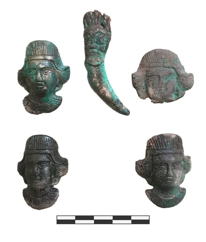 Trong số hàng trăm hiện vật được tìm thấy trong khu phức hợp tế lễ này có những dải lông bằng đồng, những mảnh sắt... thuộc về ít nhất một chục dây cương ngựa. Số dây cương này được trang trí bằng những vòng tròn kim loại phẳng, tròn. Một số tượng trưng cho chim chóc và các loài động vật thần thoại, trong khi số khác có họa tiết hình học hoặc khuôn mặt người. Ảnh: Ural Archaeological Expedition / Institute of Archaeology of the Russian Academy of Sciences.