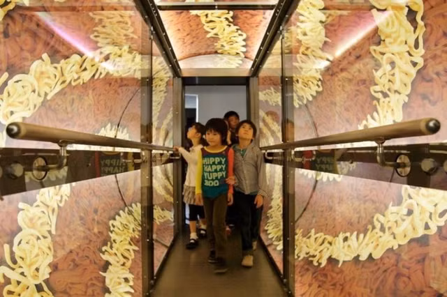 Bao tang ky la: Trung bay mi tom, toilet, ma ca rong...-Hinh-8
