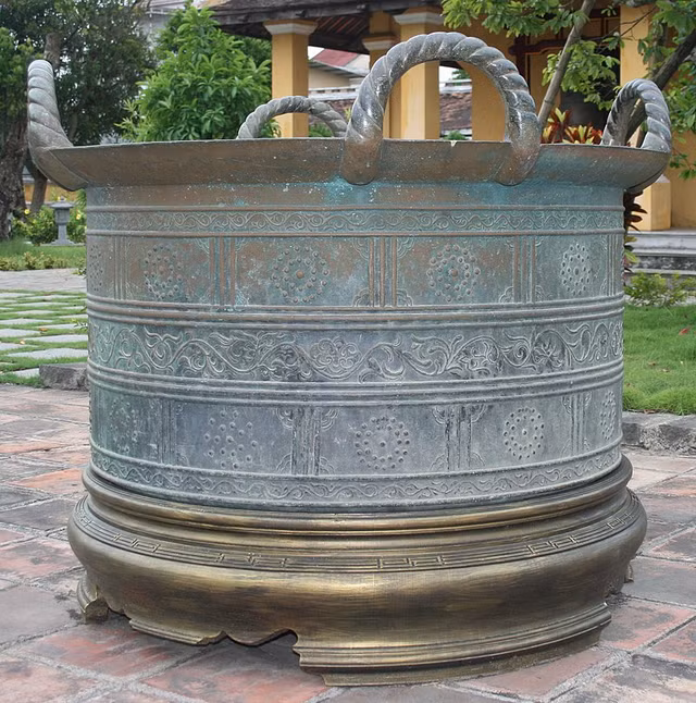 Báu vật vạc đồng đỉnh cao thời chúa Nguyễn - Hình 2 Bau vat vac dong dinh cao thoi chua Nguyen-Hinh-2