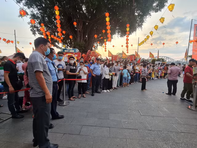 Le hoi chua Ong Cu Lao Pho: Nguoi dan no nuc tham du le tha hoa dang tren song Dong Nai-Hinh-21