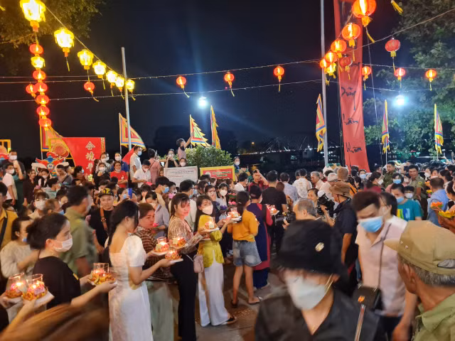 Le hoi chua Ong Cu Lao Pho: Nguoi dan no nuc tham du le tha hoa dang tren song Dong Nai-Hinh-29