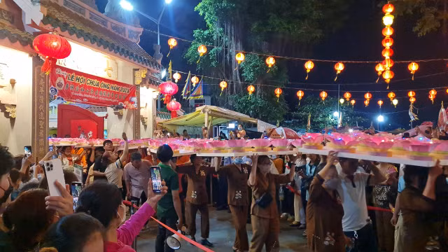 Le hoi chua Ong Cu Lao Pho: Nguoi dan no nuc tham du le tha hoa dang tren song Dong Nai-Hinh-26