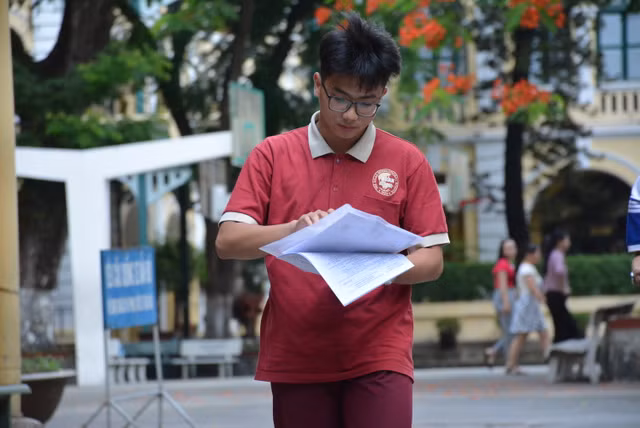 Sĩ tử Sài Gòn ôm bạn khóc vì không kịp thời gian làm bài Si tu Sai Gon om ban khoc vi khong kip thoi gian lam bai