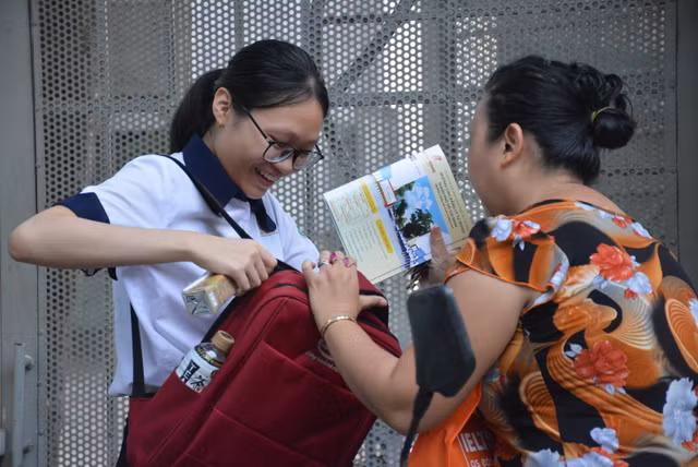 Ky thi THPT 2019: Buc anh me cam 2 bich sua ngong con truoc cong truong gay xuc dong-Hinh-9