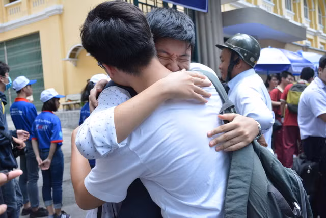 Sĩ tử Sài Gòn ôm bạn khóc vì không kịp thời gian làm bài - Hình 2 Si tu Sai Gon om ban khoc vi khong kip thoi gian lam bai-Hinh-2
