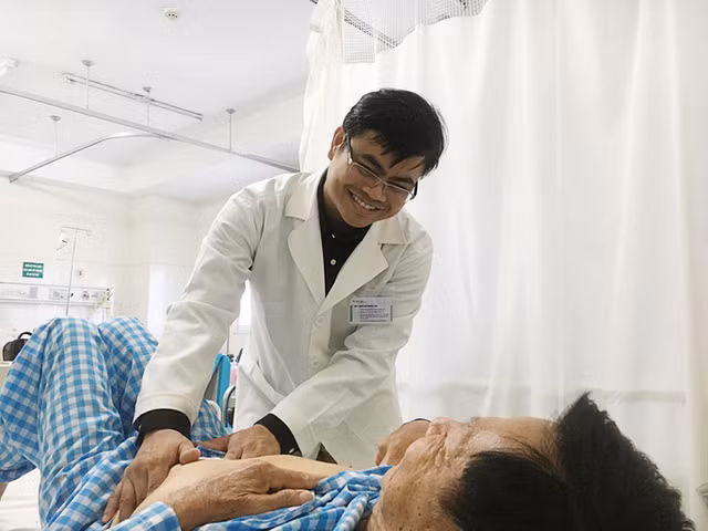 Nguyên nhân khiến người đàn ông vỡ ruột thừa cấp rò xì ra hông Nguyen nhan khien nguoi dan ong vo ruot thua cap ro xi ra hong