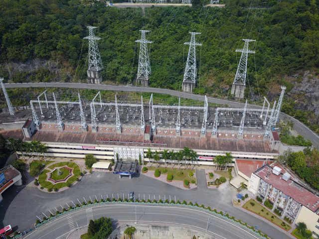 Đập Thủy điện Hòa Bình - công trình kỳ vĩ lớn nhất Đông Nam Á. - Hình 8 Dap Thuy dien Hoa Binh - cong trinh ky vi lon nhat Dong Nam A.-Hinh-8