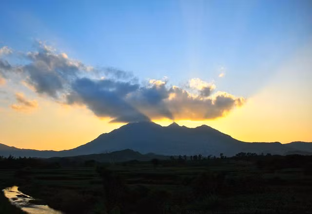 Ba Vi linh thieng vuong khi va chuyen ly ky bi an trong do-Hinh-14
