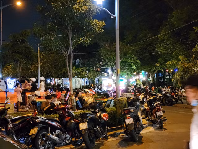 TP HCM: Chiếm công viên, vỉa hè thành nơi kinh doanh, để xe - Hình 10 TP HCM: Chiem cong vien, via he thanh noi kinh doanh, de xe-Hinh-10