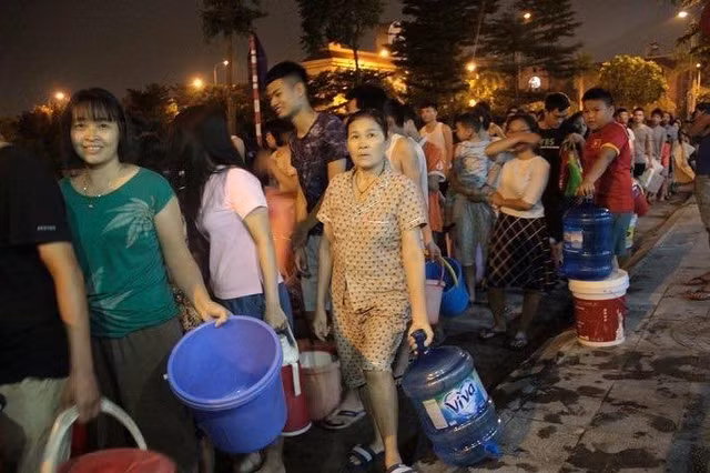 Sống giữa thủ đô nhưng người dân Hà Nội khát nước!!! Song giua thu do nhung nguoi dan Ha Noi khat nuoc!!!