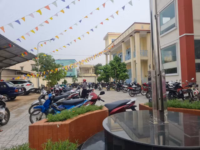Vỉa hè, lòng đường thành nơi họp chợ kế bên UBND phường Bửu Hòa Via he, long duong thanh noi hop cho ke ben UBND phuong Buu Hoa