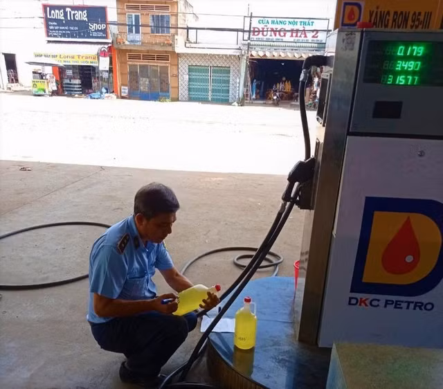 Đề nghị phạt một công ty xăng dầu 1,6 tỉ đồng De nghi phat mot cong ty xang dau 1,6 ti dong