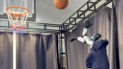 Robot G1 của Trung Quốc chơi bóng rổ như vận động viên