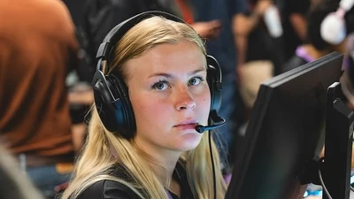 Nữ game thủ CS2 xót xa phải bán bánh kiếm sống