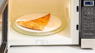 Vì sao đĩa lò vi sóng cứ xoay khi hâm nóng thức ăn?