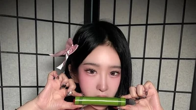 YouTuber Daheering gây bão với cosplay Nezuko