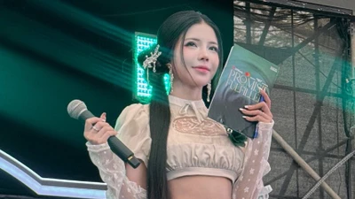 Mai Dora bùng nổ nhan sắc tại fanmeeting T1 