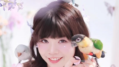 Hot girl viral vì biệt tài nuôi chim vẹt độc lạ