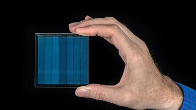 Microsoft tạo tấm kính lưu dữ liệu 10.000 năm