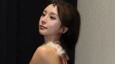 Jeong Soyeon gây sốt với bộ ảnh Noel trong Heroines through my lens