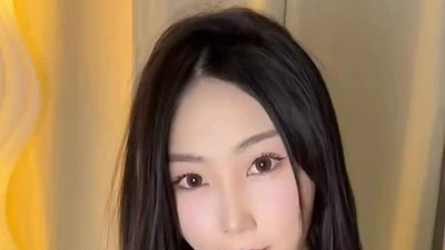 Hot girl gây sốt với màn ăn kem “độc lạ” trên mạng xã hội