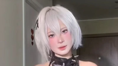 Mới đây, màn cosplay tướng Azzen’Ka trong Liên Quân Mobile giúp cô nàng gây bão toàn mạng xã hội.