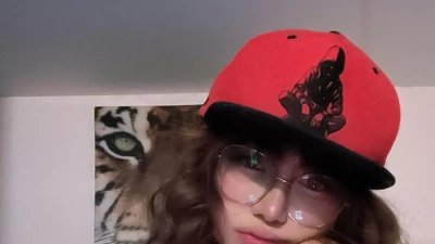 Nữ game thủ khoe gaming room, fan “mất tập trung”