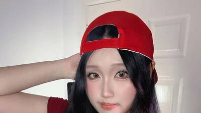 Julia Hà hóa Anh Hai bán phở, fan rần rần vì quá nóng bỏng