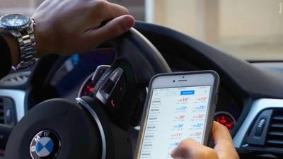 Florida siết luật, cầm điện thoại lái xe cũng bị phạt