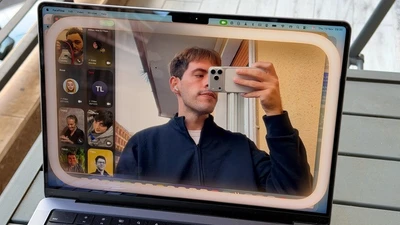 Lên macOS Tahoe 26.2, MacBook tự “bật đèn” khi gọi video