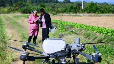 Bà ngoại 82 tuổi lái drone, livestream bán hàng gây sốt