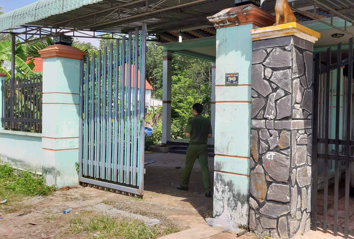 Sáng 17/5, các điều tra viên trở lại căn nhà để thu thập thêm những dấu vết còn sót lại. Một số vật dụng có thể có liên quan đến vụ án như ổ khóa bên trong căn nhà được điều tra viên bỏ vào túi chuyên dụng mang đi.Nguồn: Dân Việt