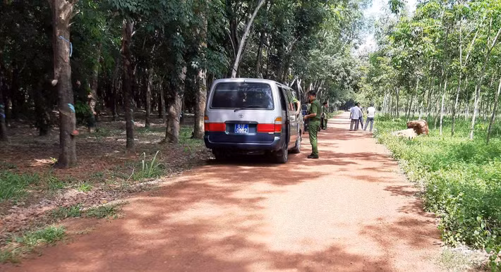 Công an sau đó vào khu vực rừng cao su gần hiện trường để truy tìm dấu. Lực lượng cảnh sát điều tra do Đại tá Trần Văn Chính, Phó Giám đốc Công an tỉnh Bình Dương, chỉ huy tiếp tục vào khu vực rừng cao su (gần hiện trường) để tìm các dấu vết, manh mối phá án. Nhiều bụi rậm, thảm cỏ, mảng lá khô trong rừng cao su được các điều tra viên kiểm tra rất kỹ. vết. Nguồn: Dân Việt