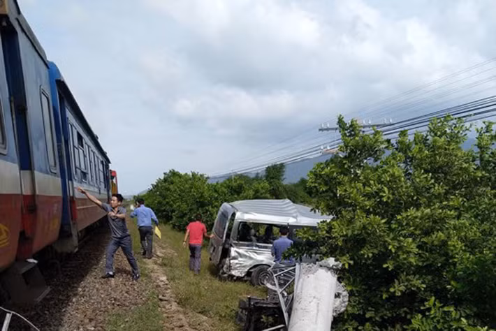  Tàu hỏa đâm ô tô tại đường giao 3 người tử vong: Khoảng 9h ngày 31/7, tàu SE 27 chạy tuyến Đà Nẵng - Thành phố Hồ Chí Minh đã đâm vào ô tô biển kiểm soát 86B-003.66 tại đoạn giữa hai ga Sông Lòng Sông - Sông Mao thuộc địa bàn xã Phong Phú, huyện Tuy Phong, tỉnh Bình Thuận. Vị trí xảy ra tai nạn là đường dân sinh giao với đường sắt.