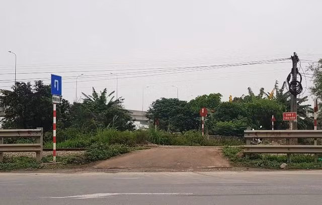Hậu quả, vợ chồng ông Hà Minh C. bị tàu hất văng sang bên đường ray, tử vong tại chỗ. Vụ tai nạn khiến đoàn tàu khách SE35 phải dừng lại 15 phút để xử lý sự việc, sau đó mới tiếp tục hành trình.