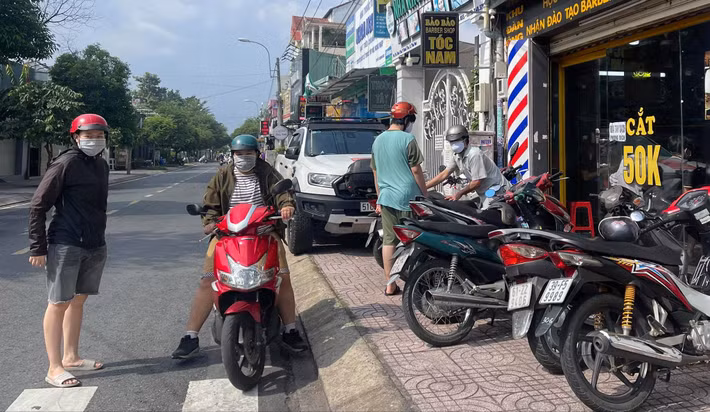 Các salon tóc đã có nhiều khách đến sử dụng dịch vụ. Tại đây, chủ quán yêu cầu khách hàng rửa tay sạch và đeo khẩu trang đầy đủ. 