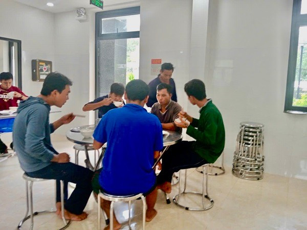 Lực lượng Đồn Biên phòng Côn Đảo, BĐBP TP HCM bố trí nơi ăn nghỉ cho các ngư dân trên tàu cá BT 93839 TS bị nạn trên biển. Ảnh: Quang Anh qa-2.jpg