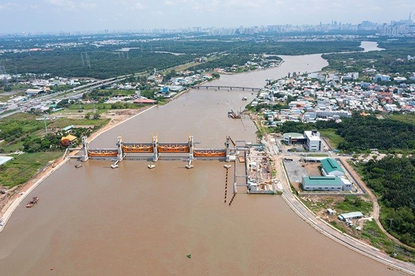 Dự án ngăn triều có tổng mức đầu tư gần 10.000 tỷ đồng vẫn chưa thể đưa vào vận hành do vướng mắc về hợp đồng BT, nguồn vốn và thủ tục thanh toán. ngan-trieu-1.jpg